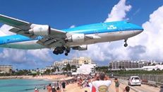 Полет самолета над пляжем
