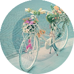Велосипед в цветах стоит у обочины