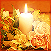 Горящая свеча среди цветов