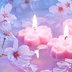  <b>Розовые</b> свечи в виде цветов плавают в воде с цветами сакуры 