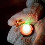  <b>Руки</b> в варежках держат свечку 