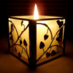  <b>Горящая</b> свеча в прозрачном подсвечнике с черными узорами 