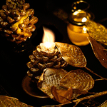Свечка в форме золотой шишки