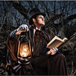 Человек, похожий на шерлока холмса в лесу с книгой, <b>фонар</b>... 