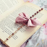 Закладка с розовым бантом на книге