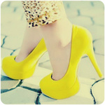  <b>Ножки</b> в желтых туфлях на высоких каблуках 