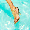  <b>Женская</b> ножка в туфле над бассейном 