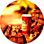  <b>Стакан</b> starbucks coffee стоит на лавочке, рядом с ним леж... 