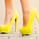  Ножки в <b>желтых</b> туфлях на высоком каблуке 