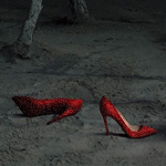 Красные туфли лежат на земле