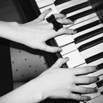 Руки на клавишах