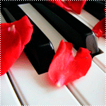 Лепестки красных роз лежат на клавишах рояля