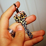 Ключик в руке девушки