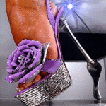 Женская ножка в туфле с большой лиловой розой