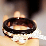  Большое кольцо, перевязанное блестящей белой <b>ленточкой</b>, л... 