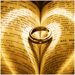 Золотое кольцо лежащее на книге