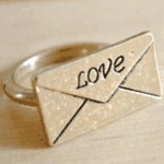 Кольцо в виде письма с надписью love