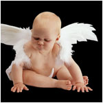  Малыш с <b>крылышками</b> ангела на черном фоне 