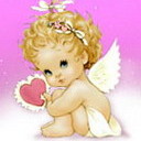Ангел с очаровательным сердечком в руках