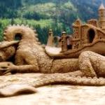 Скульптура песчаного замка на драконе