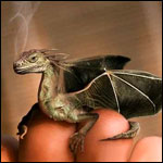  Маленький дракон сидит на пальцах <b>руки</b>, из ноздрей идет дым 