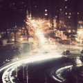 Движение машин по ночной улице города