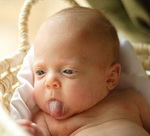Малыш показывает язык
