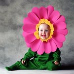 Ребенок в костюме цветка