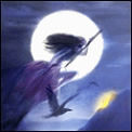 Ведьма на метле летит по небу на фоне полной луны