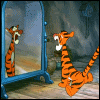 Тигр из Винни Пуха смеется перед зеркалом