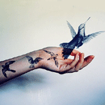 Татуировка птицы на руке ожила и пытается улететь