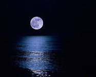 Спокойной ночи! Луна над водной гладью