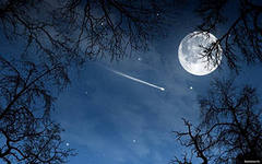 Падающая звезда и луна в ночном небе