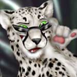 Белый гепард поправляет свои солнцезащитные очки