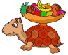 Черепаха несет фруктовую добычу